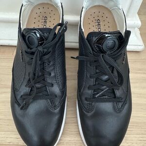 Geox D Aera Black Leather Sneakers – Women’s US 8 / EU 38 – Excellent Condition
